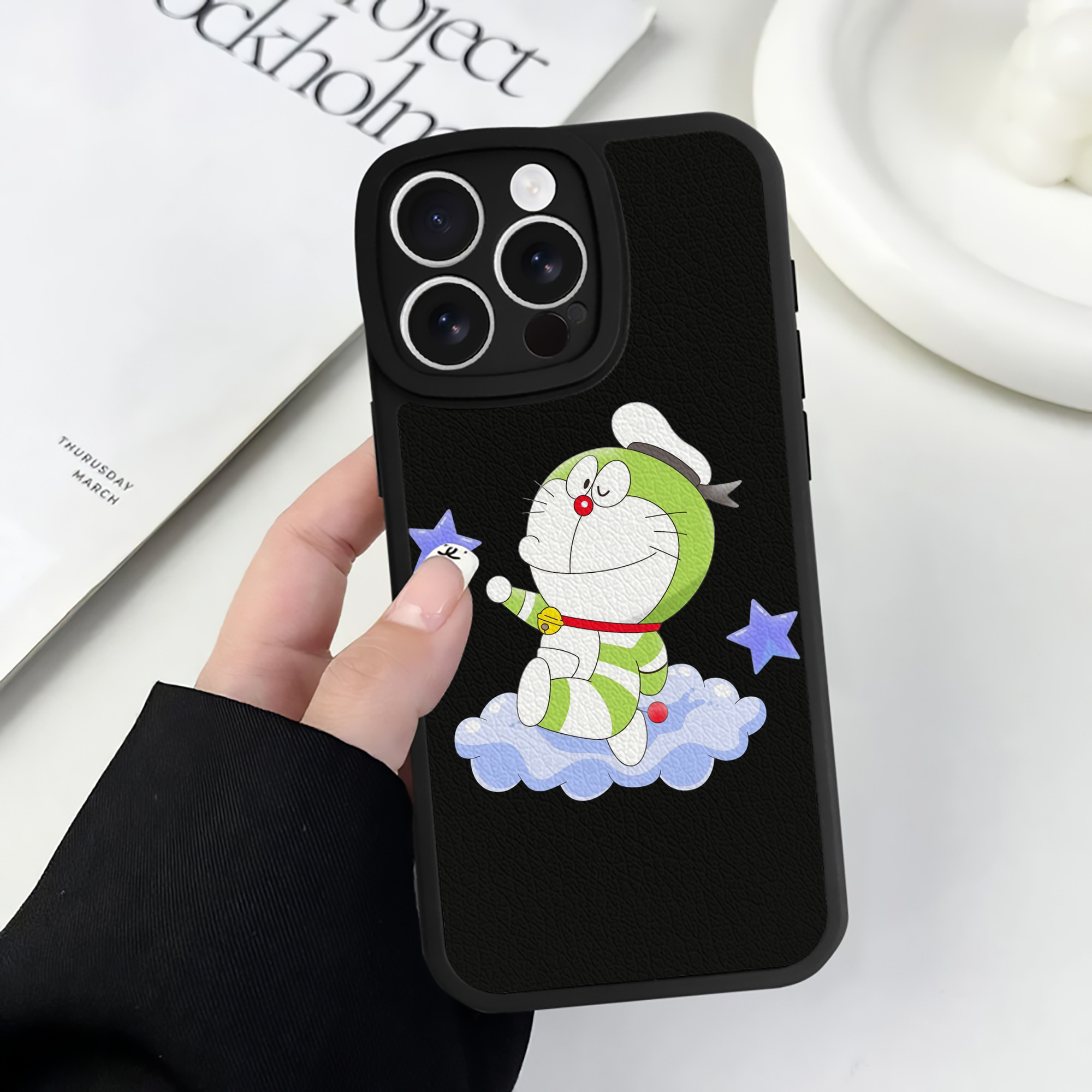 （画像用） ドラえもん Doraemon 【iPhone 16シリーズ対応】シリコンスマホケース（レザー調） 材質：シリコン